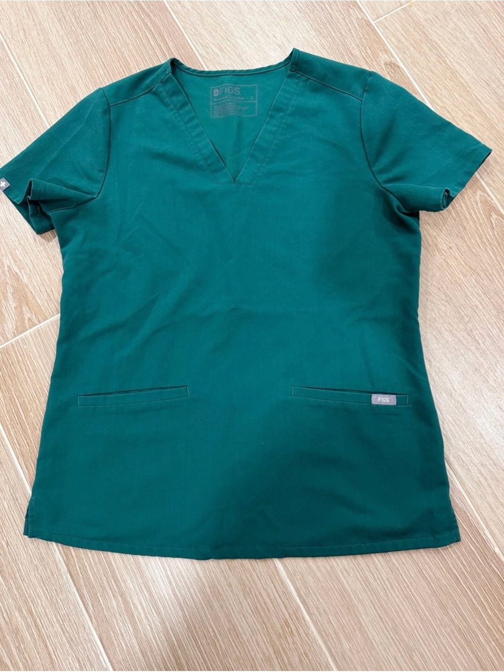 FIGS Casma Three-Pocket Scrub Top Size Small Hunter Green